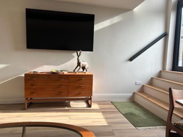 The Curious Apartment, Cheltenham Exteriör bild